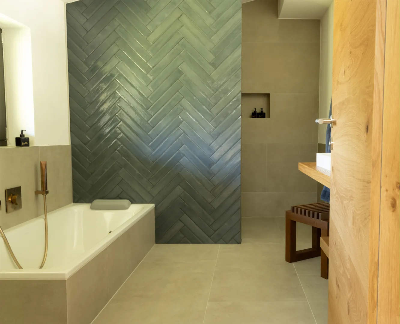 Badezimmer mit Badewanne und Waschbecken