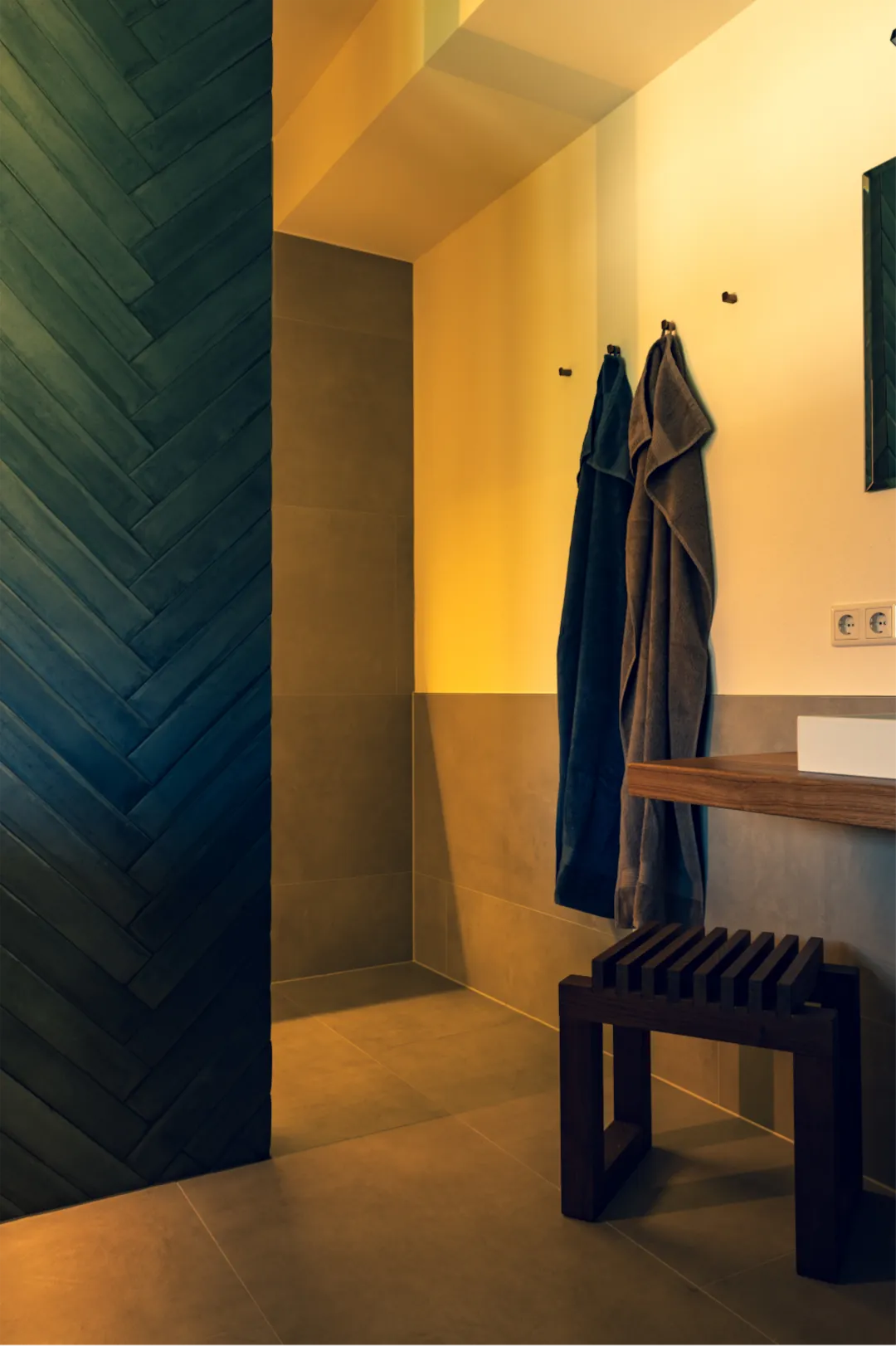 Blick durchs Badezimmer Richtung barrierefreier Regendusche