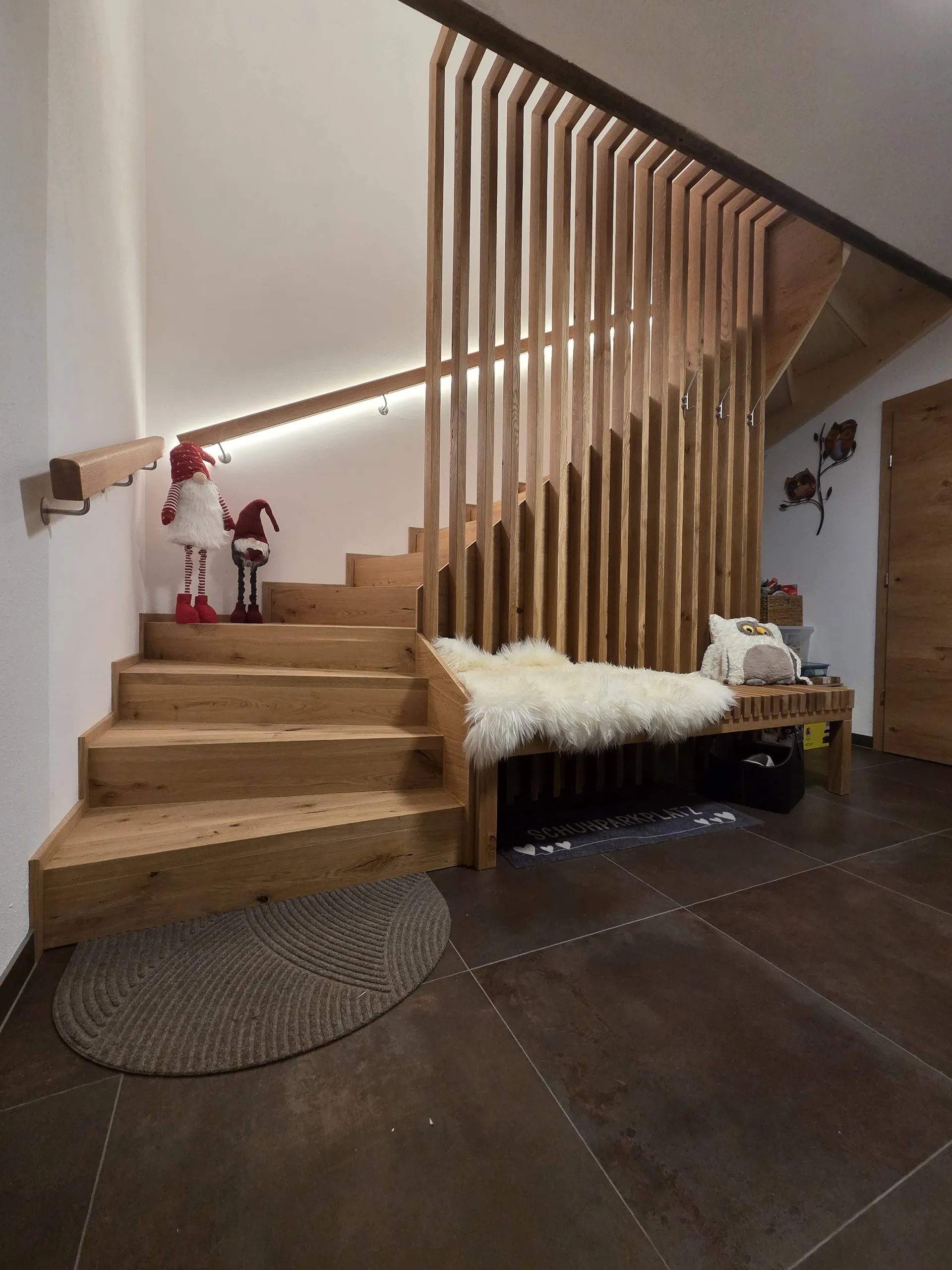 Garderobe mit Eichenstiege, Sitzbank mit Schaffell und Haken für die Jacken