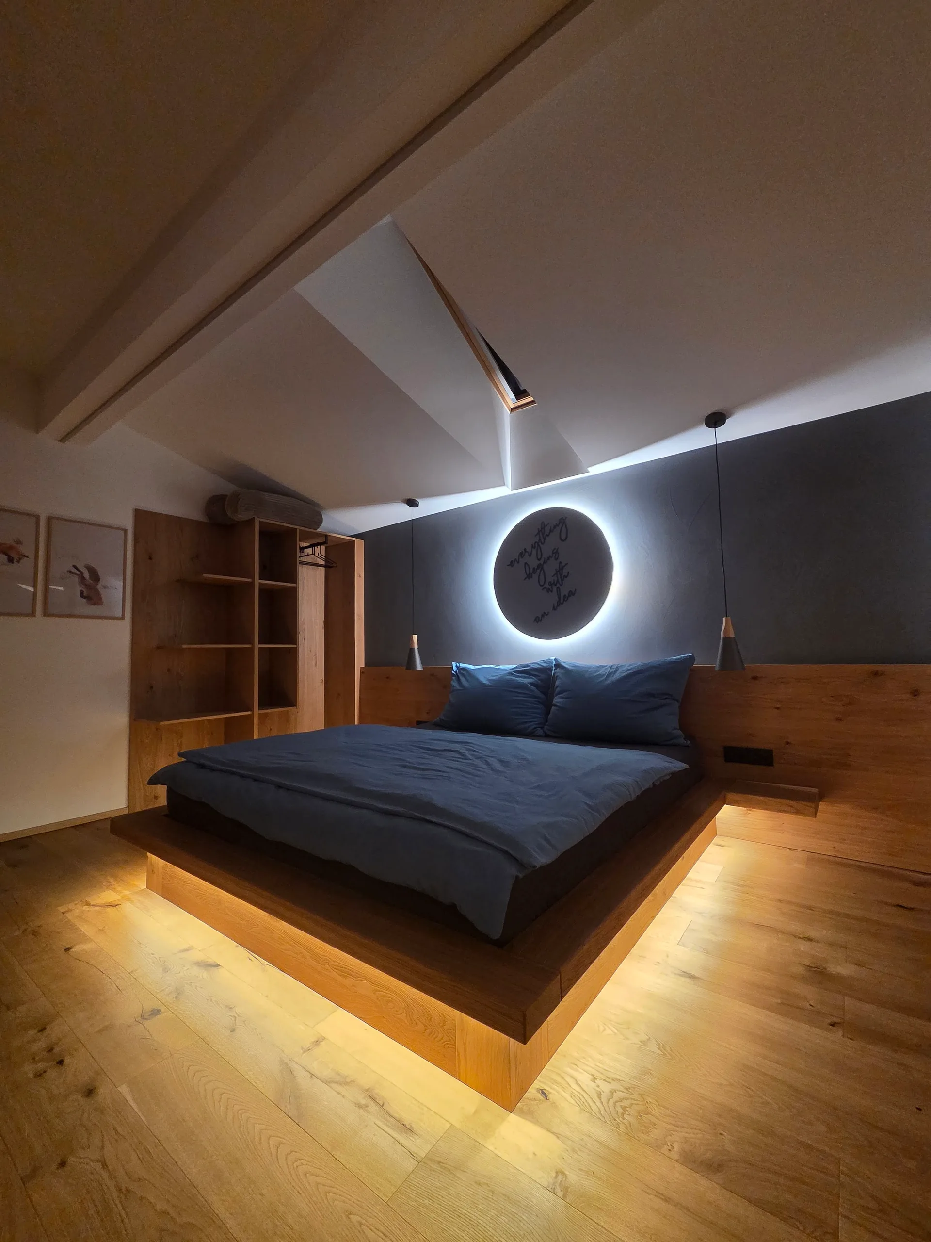 Kingsize-Bett mit indirekt beleuchtetem Eichenrahmen und hinterleuchtetem Wandbild
