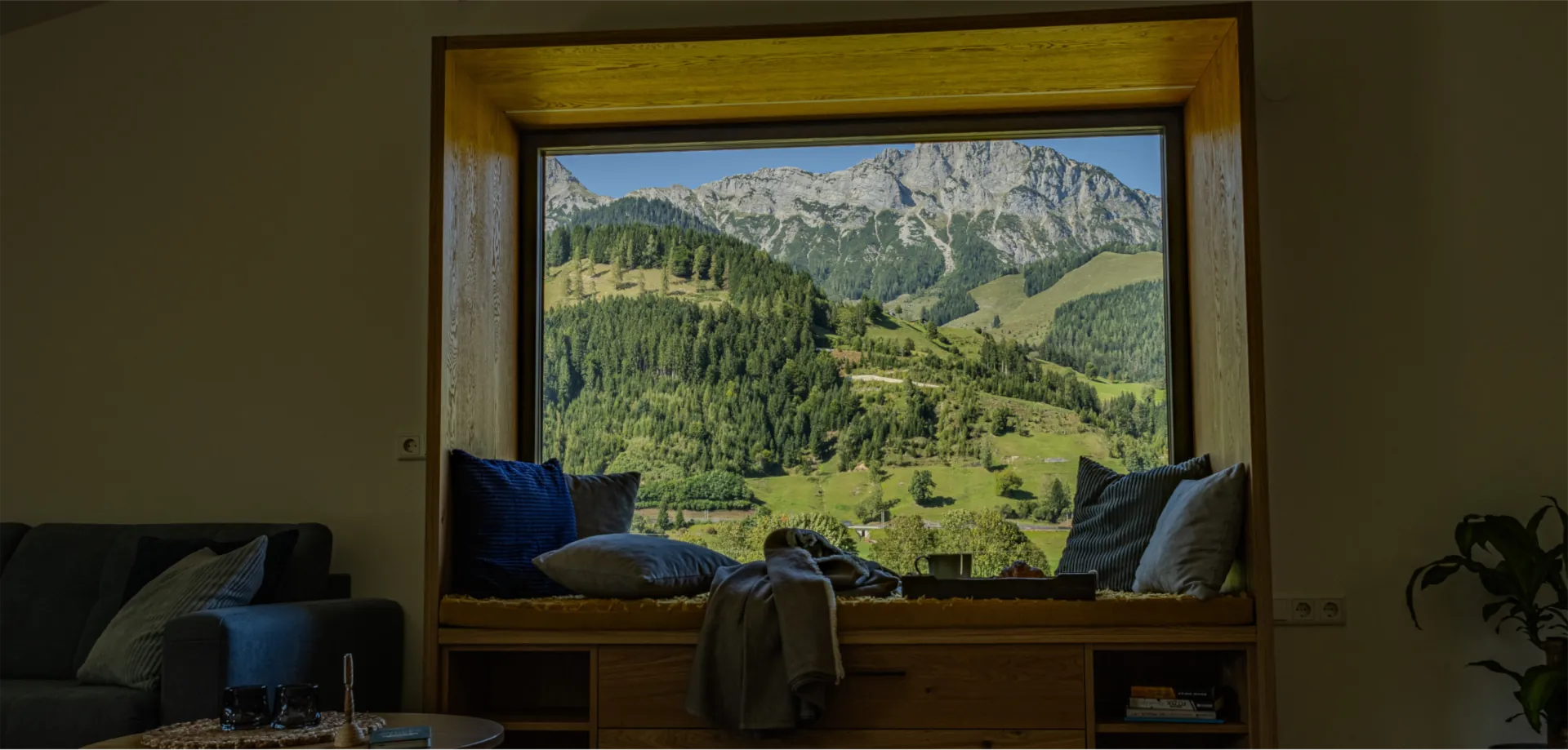 Panoramafenster mit Blick auf die Bergwelt rund um Leogang