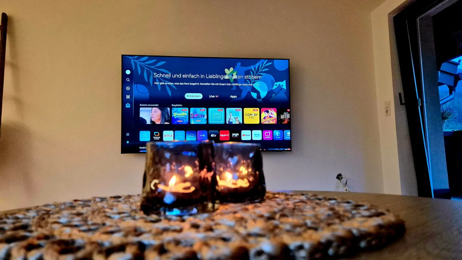 75-Zoll-Smart-TV im Wohnbereich